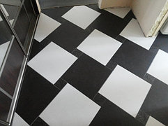 Укладка плитки в коридоре со вставками и по диагонали