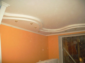 Многоуровневые фигурные потолки из гипсокартона с окраской, работа, фото 2
