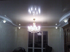 Зал -люстра и точечные светильники с хрустальными подвесками