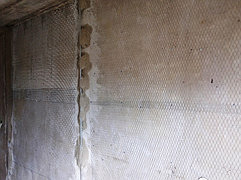 Штукатурка стен, самый большой слой 5 см, делаем на штукатурную сетку